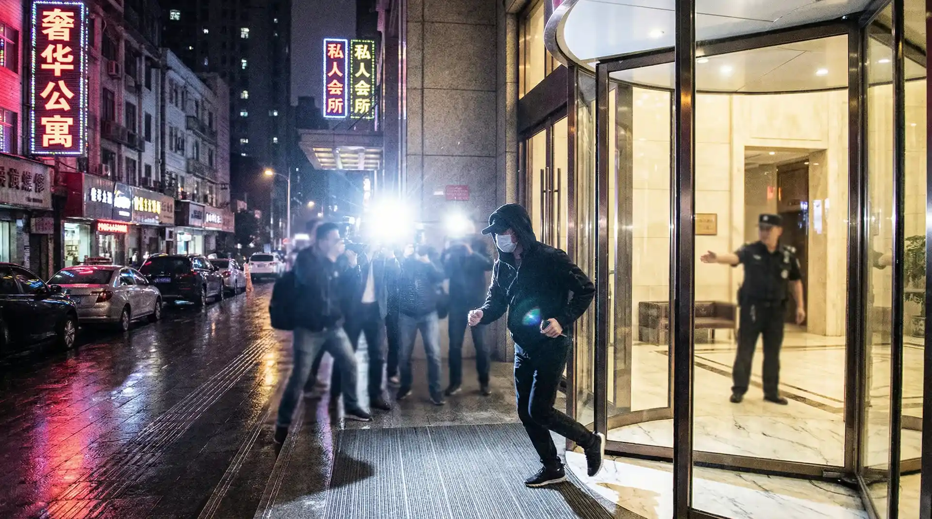 吃瓜视频 - 明星被记者围堵闪光灯下